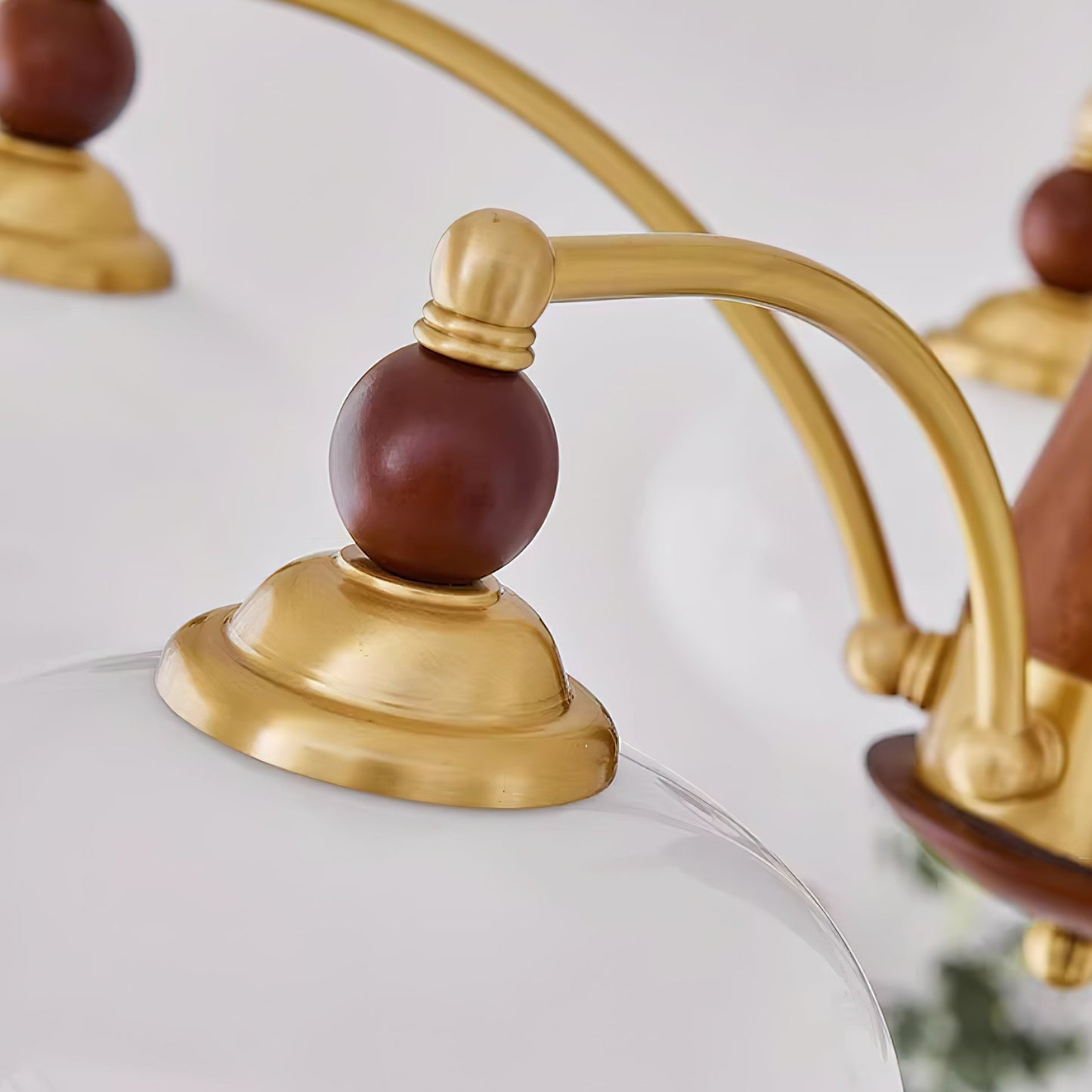 Żyrandol sufitowy E27 z elementami z drewna, metalu i szkła do oświetlenia wnętrz