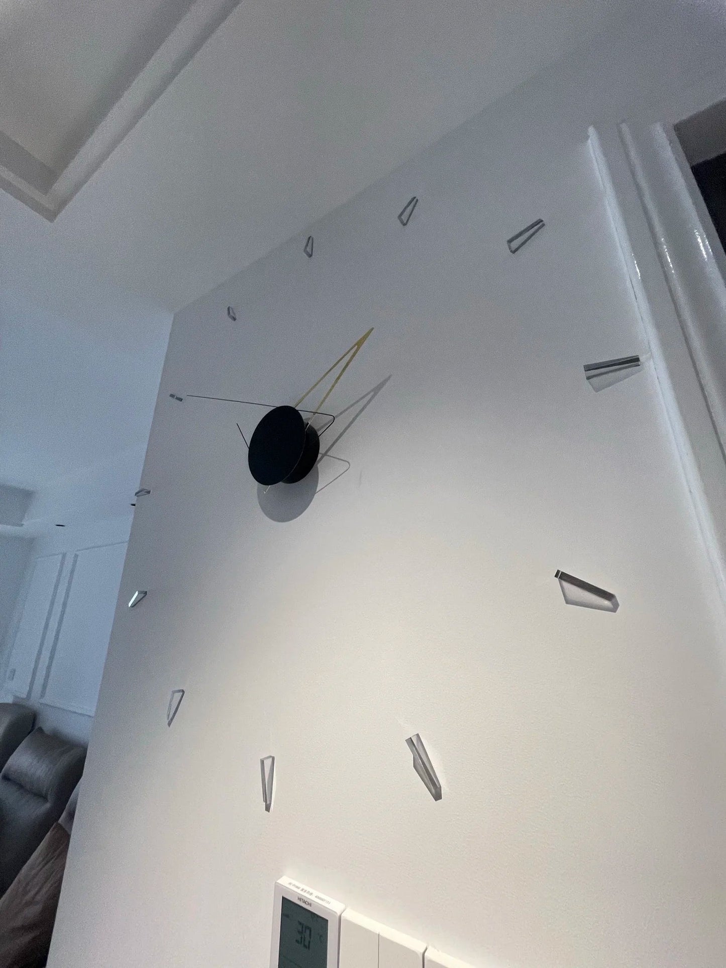 Wall clock with a silent mechanism