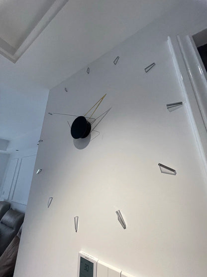 Wall clock with a silent mechanism