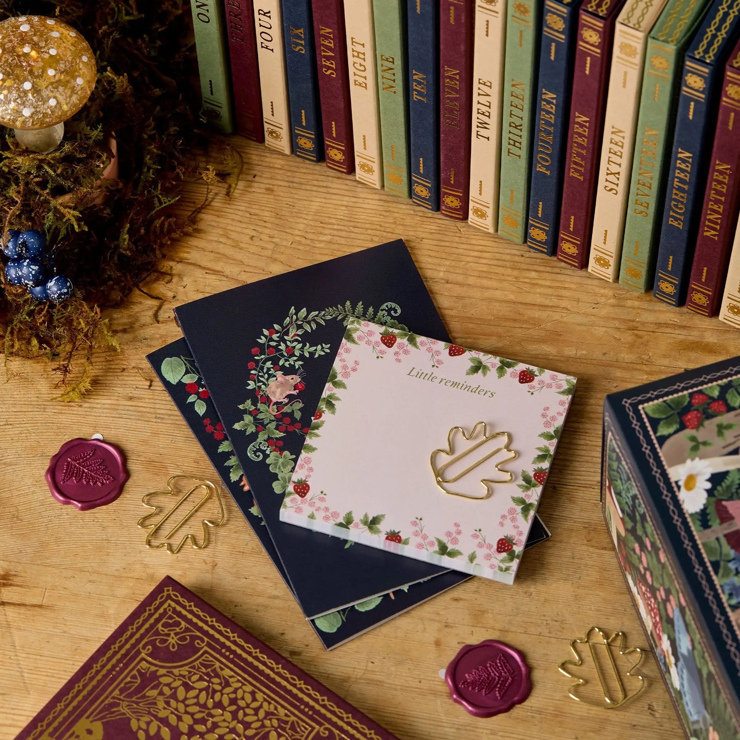 Kalendarz adwentowy z artykułami papierniczymi 24 elementy (długopisy, notesy, naklejki, taśmy washi)