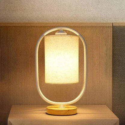Lampa Stołowa z Abażurem Materiałowym i Drewnianymi Elementami do Oświetlenia Wnętrz