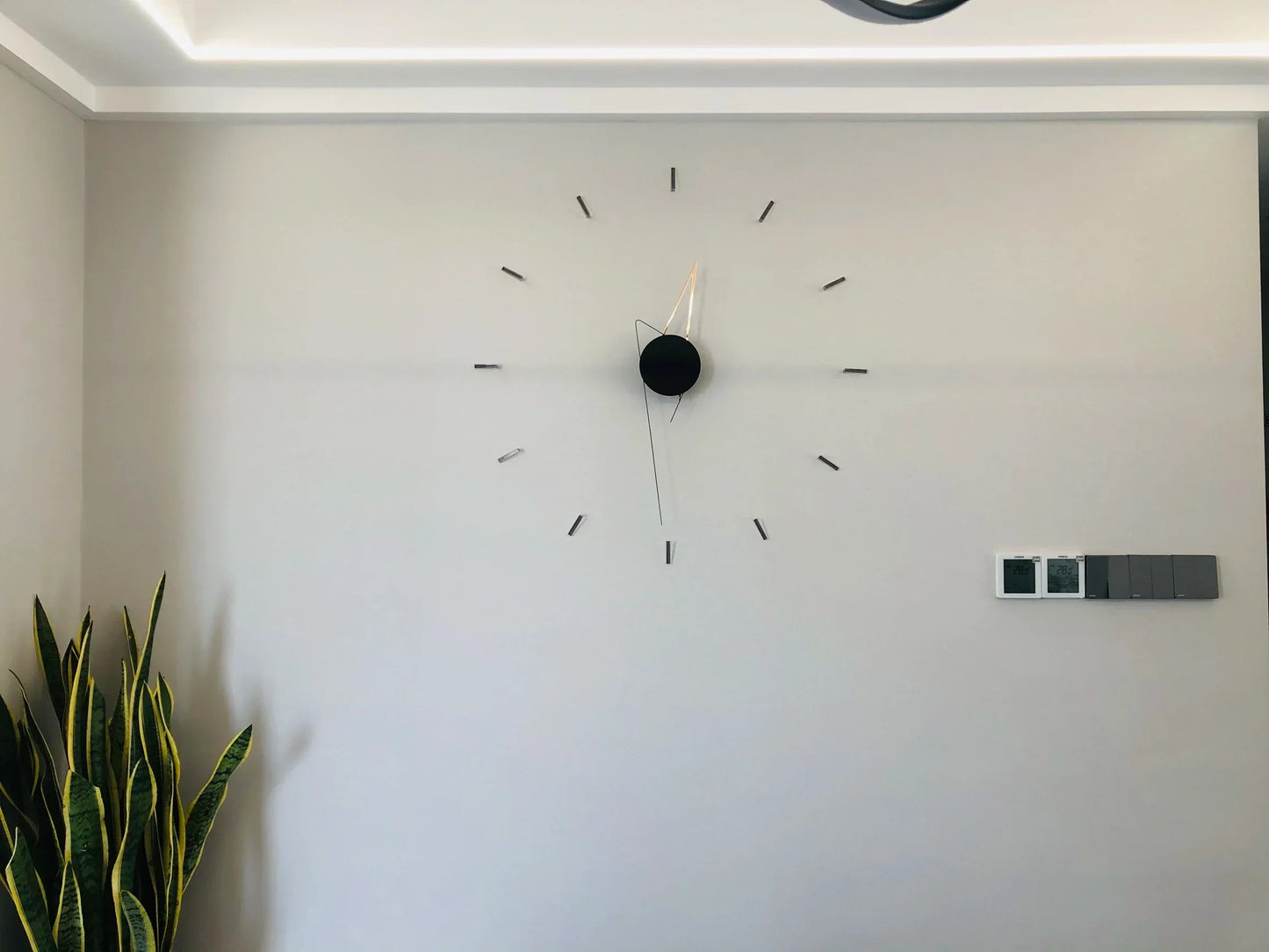 Wall clock with a silent mechanism