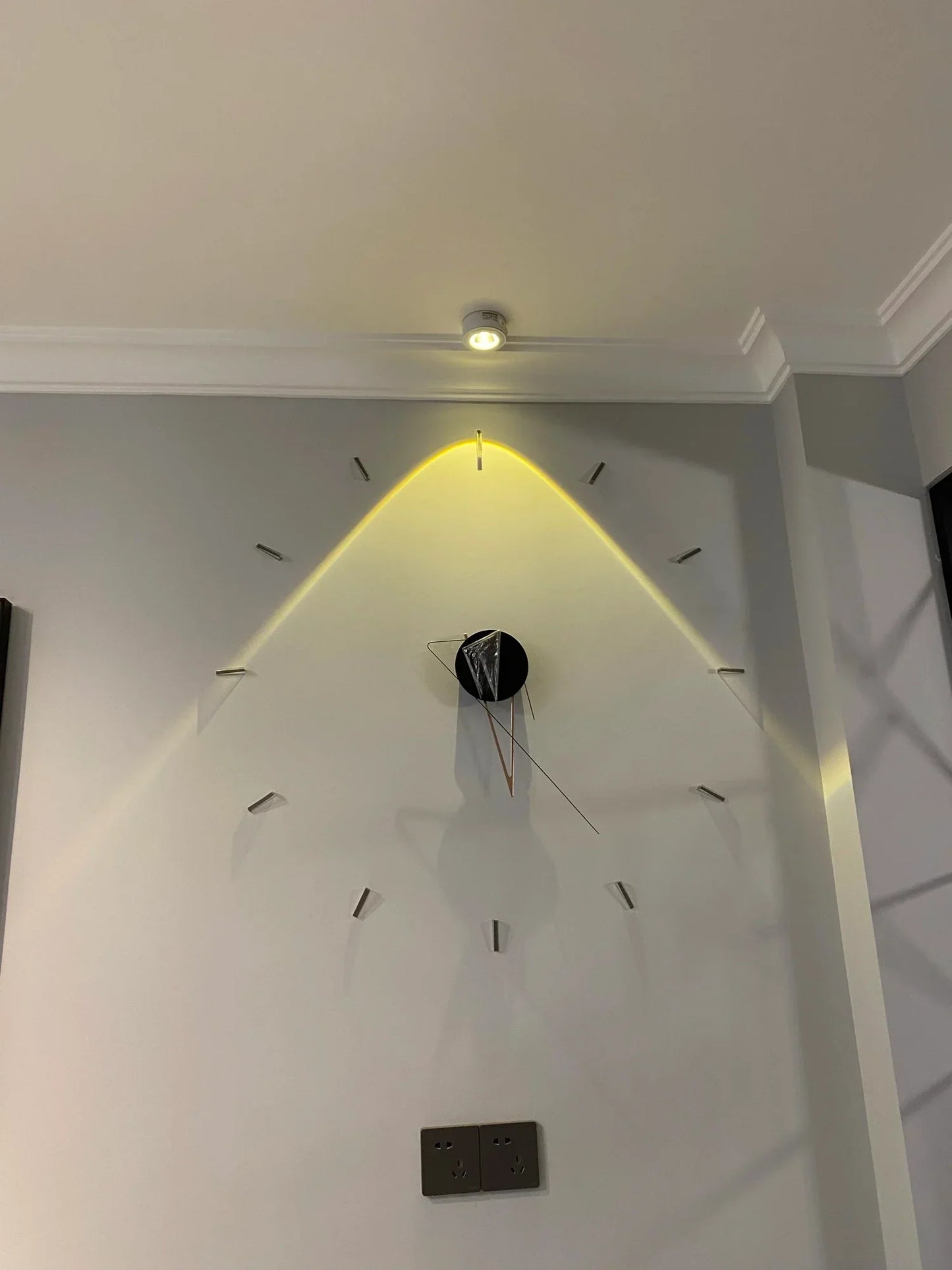 Wall clock with a silent mechanism