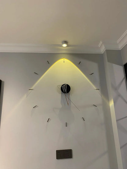 Wall clock with a silent mechanism