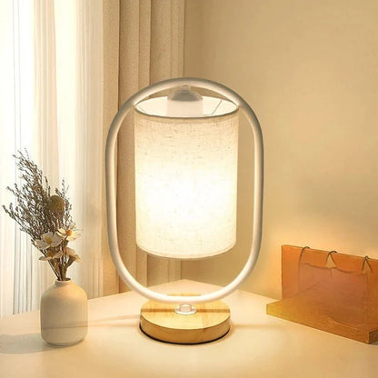 Lampa Stołowa z Abażurem Materiałowym i Drewnianymi Elementami do Oświetlenia Wnętrz