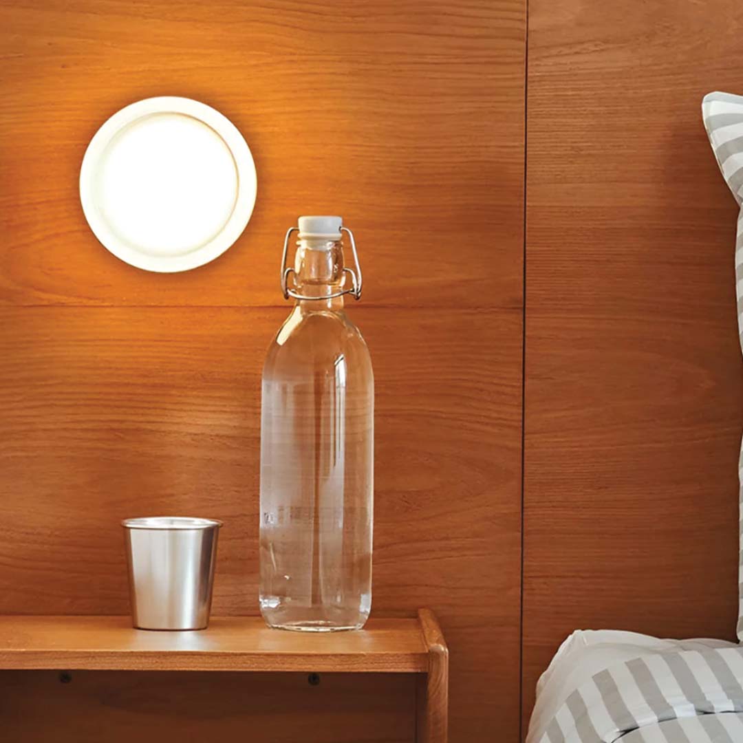 Kinkiet LED z akrylu i aluminium do montażu ściennego lub sufitowego