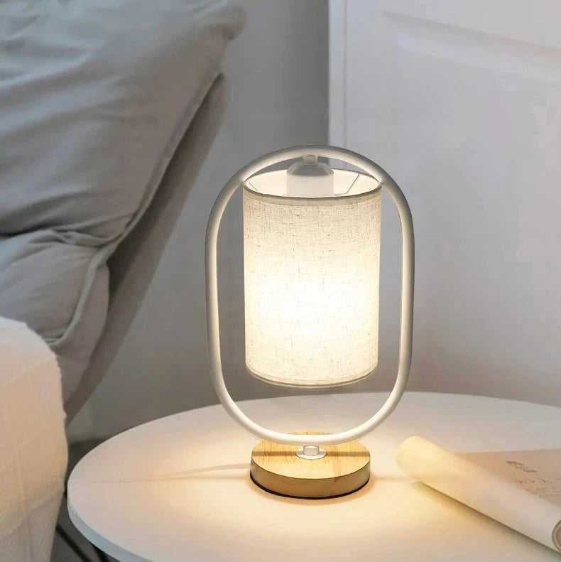 Lampa Stołowa z Abażurem Materiałowym i Drewnianymi Elementami do Oświetlenia Wnętrz