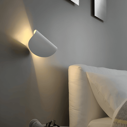 Nástěnná LED lampa s nastavitelným směrem světla