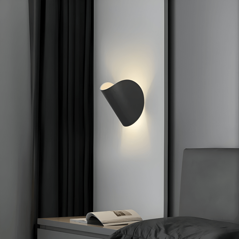 Nástěnná LED lampa s nastavitelným směrem světla