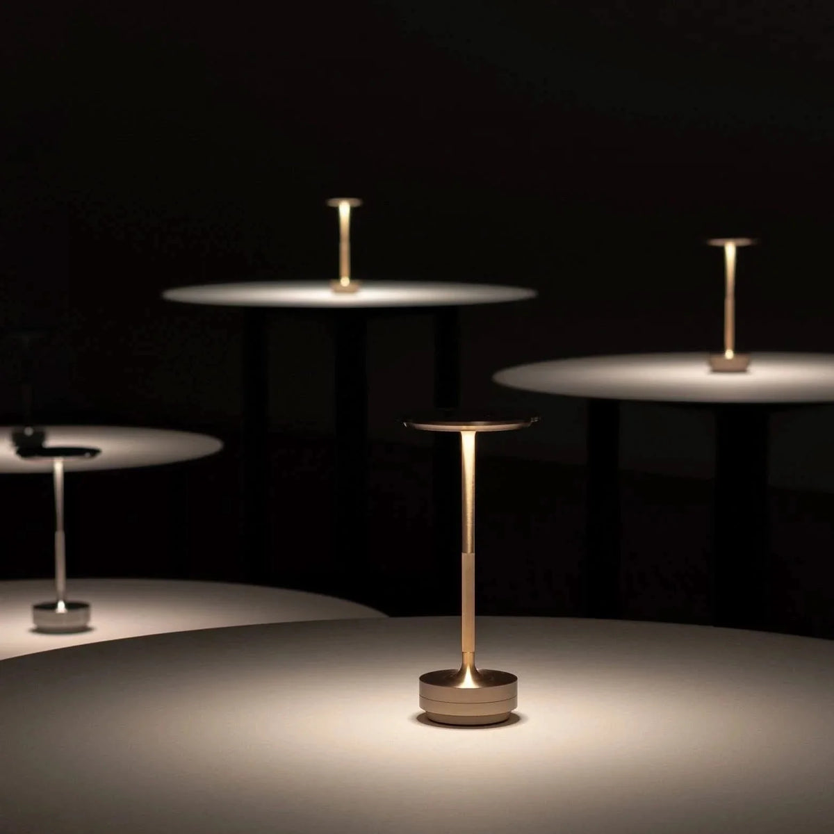 Wireless table lamp with adjustable color temperature