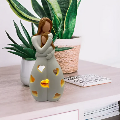 Dekoracyjna rzeźba świecznik z motywem obejmujących się postaci do wnętrz