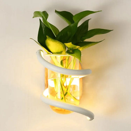 Lampa ścienna z drewnianą podstawą i szklaną wazą