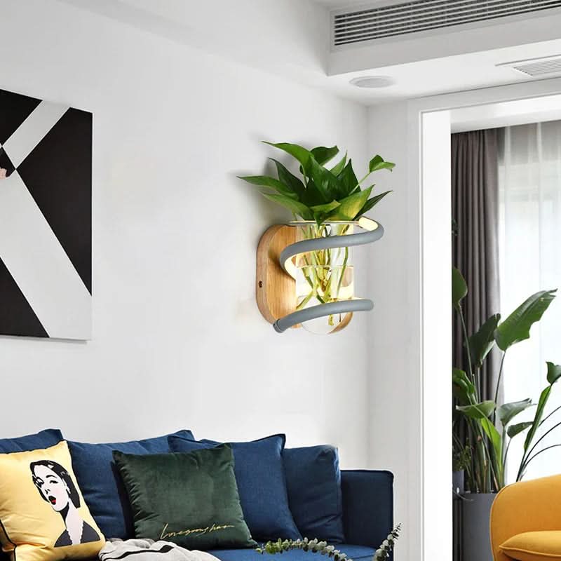 Nástěnná lampa s dřevěnou základnou a skleněnou vázou