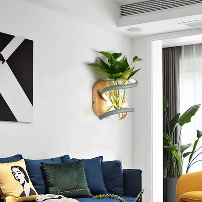 Nástěnná lampa s dřevěnou základnou a skleněnou vázou
