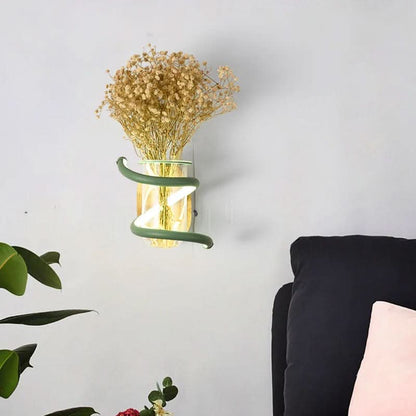 Nástěnná lampa s dřevěnou základnou a skleněnou vázou