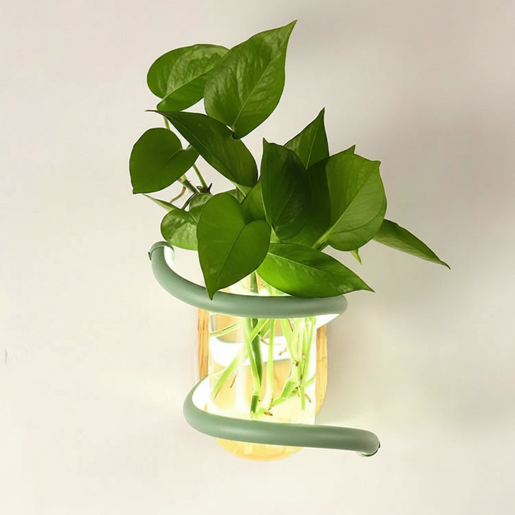 Nástěnná lampa s dřevěnou základnou a skleněnou vázou