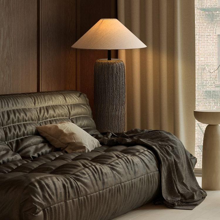 Lampa podłogowa z oprawą E27, metalowo-ceramiczna konstrukcja, oświetlenie do wnętrz