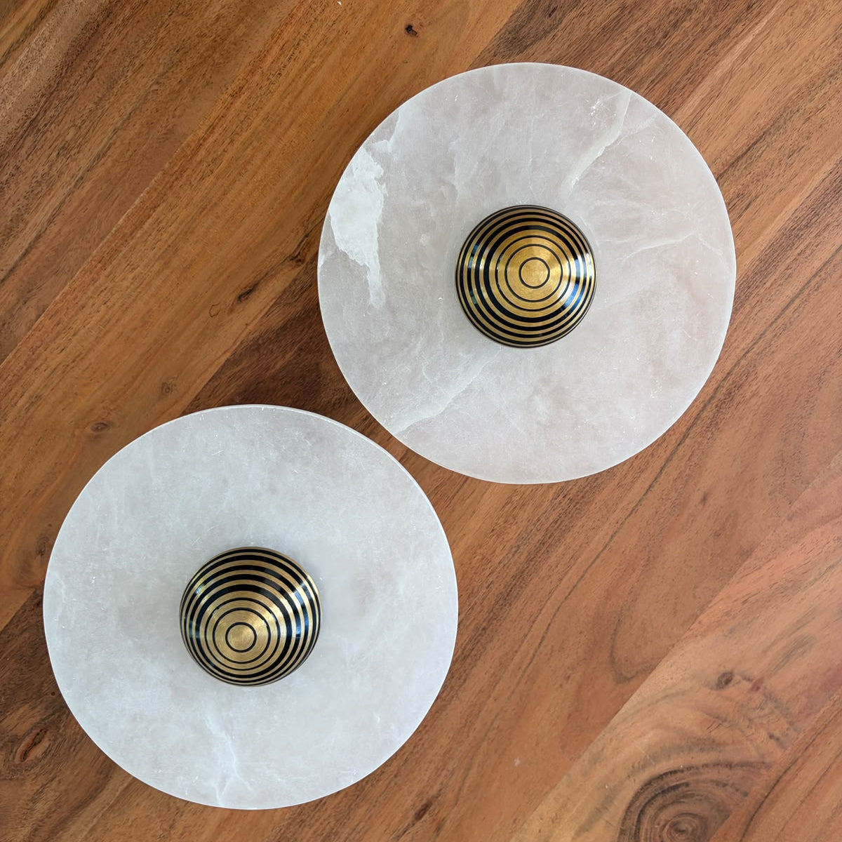 Round alabaster wall lamp