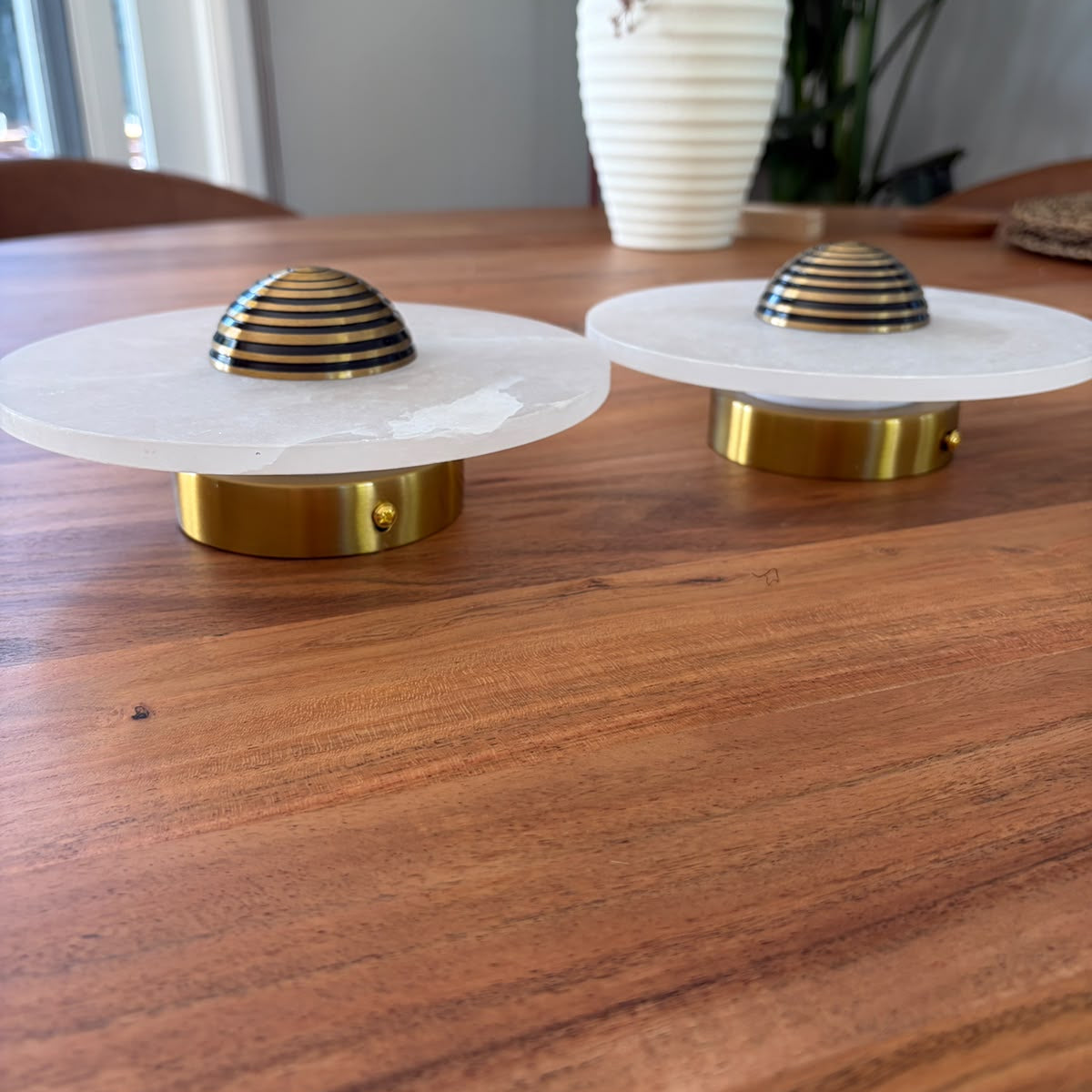 Round alabaster wall lamp
