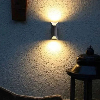 Lampa Ścienna LED o Zakrzywionej Konstrukcji do Zastosowań Zewnętrznych
