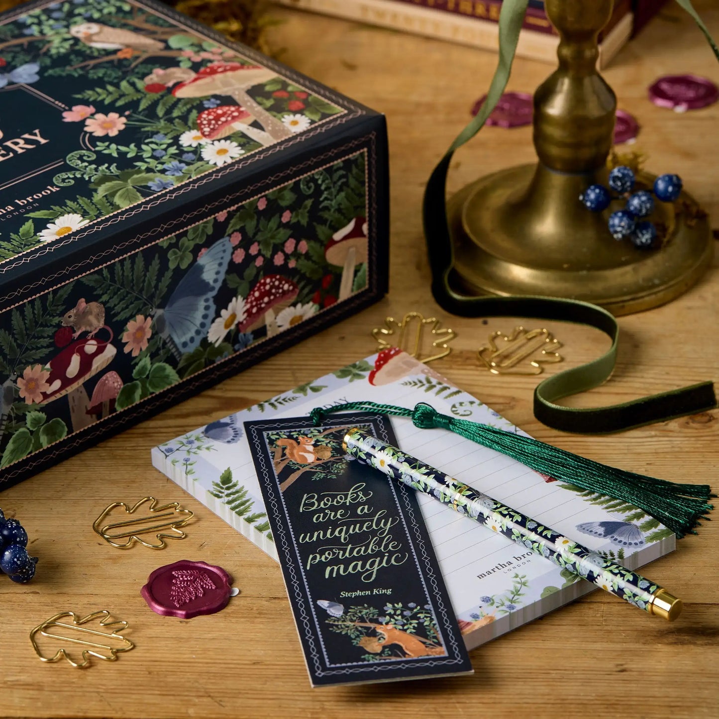 Kalendarz adwentowy z artykułami papierniczymi 24 elementy (długopisy, notesy, naklejki, taśmy washi)