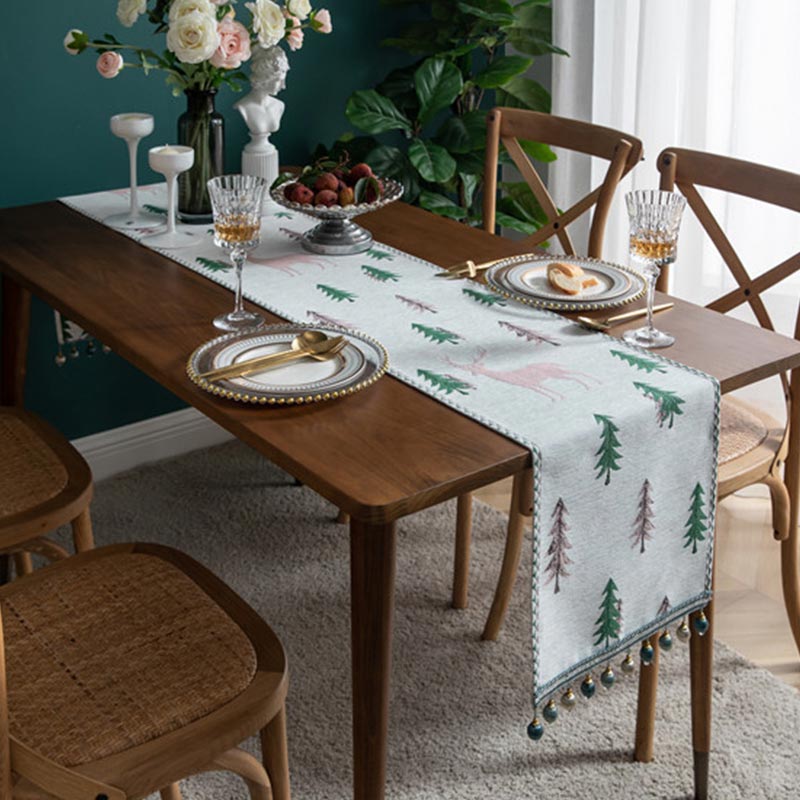 Table runner with a classic pattern