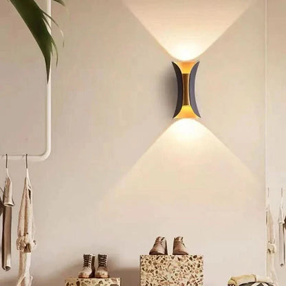 Lampa Ścienna LED o Zakrzywionej Konstrukcji do Zastosowań Zewnętrznych