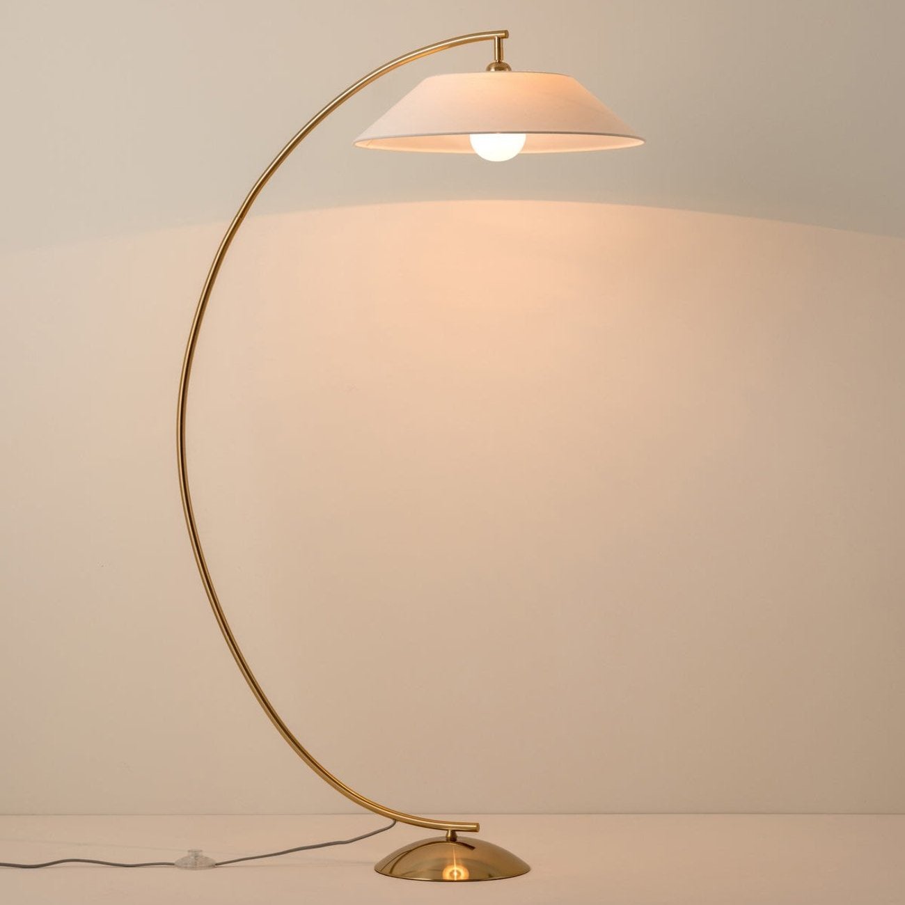 Lampa podłogowa E27 z materiałowym abażurem, szerokość 91 cm, wysokość 152 cm