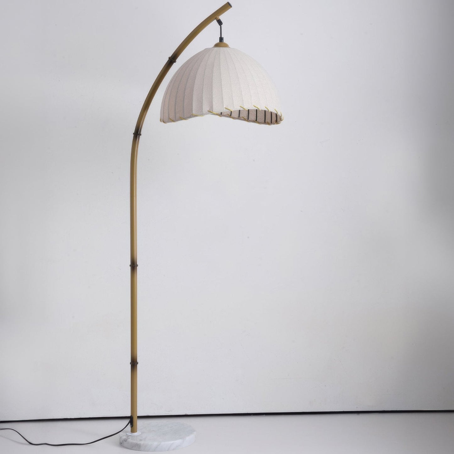 Lampa podłogowa LED E27 z materiałowym abażurem, oświetlenie 5–10 m²