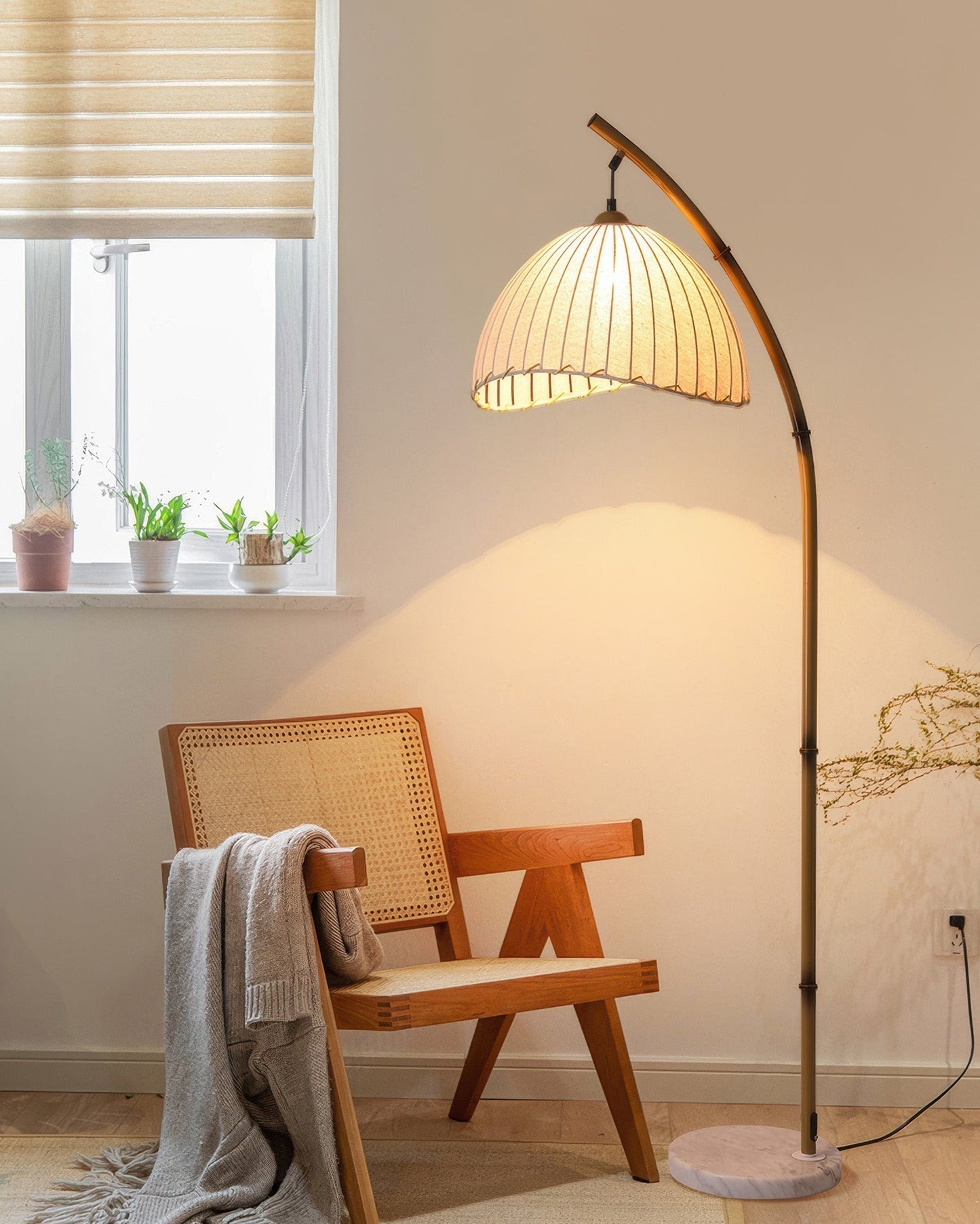 Lampa podłogowa LED E27 z materiałowym abażurem, oświetlenie 5–10 m²