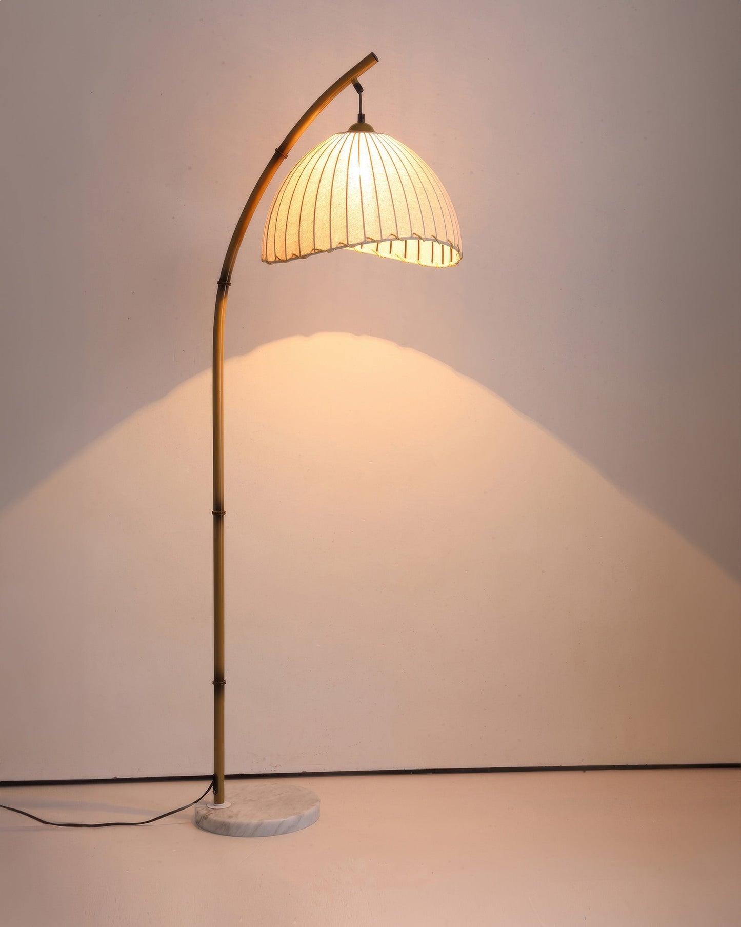 Lampa podłogowa LED E27 z materiałowym abażurem, oświetlenie 5–10 m²