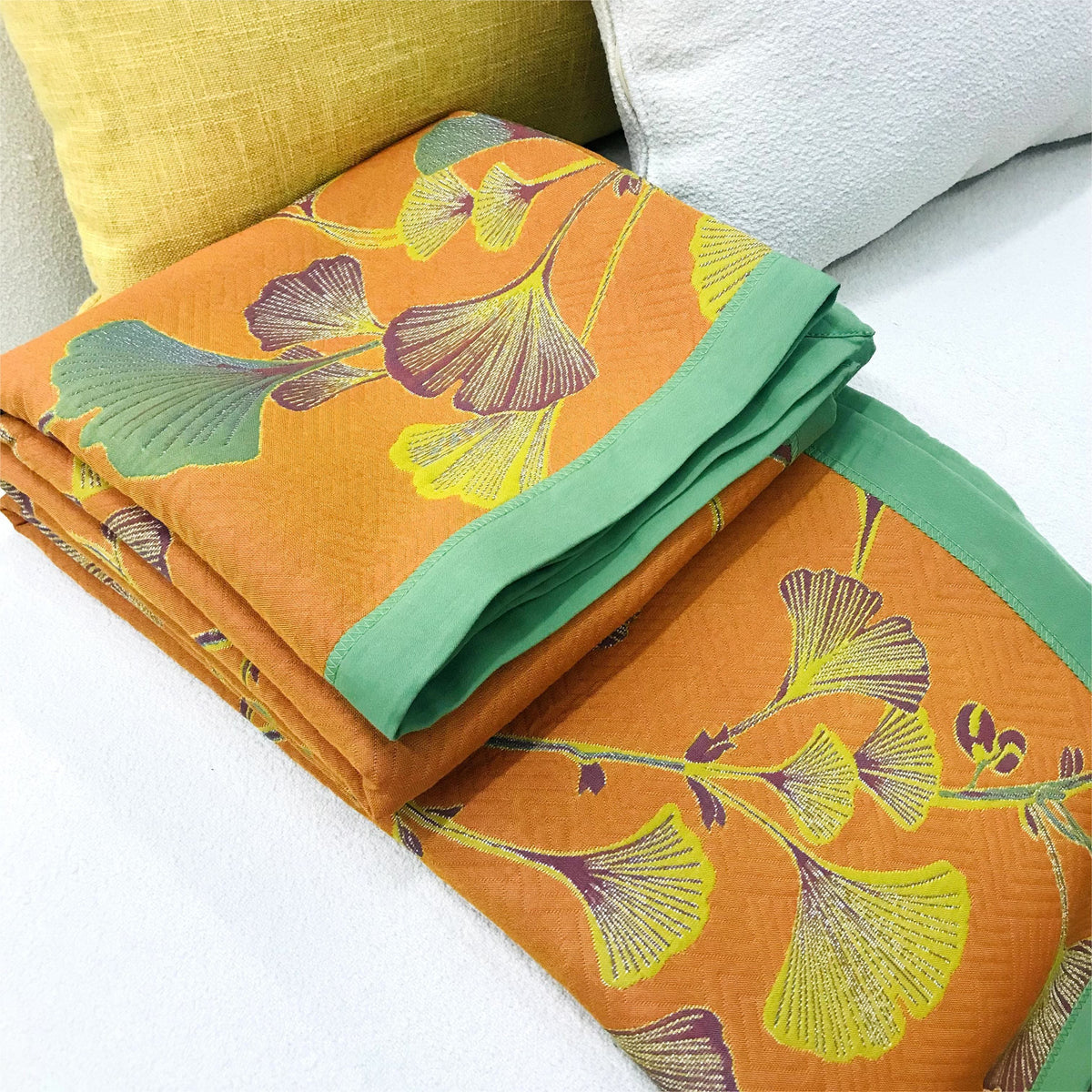 Reversible quilted bedspread