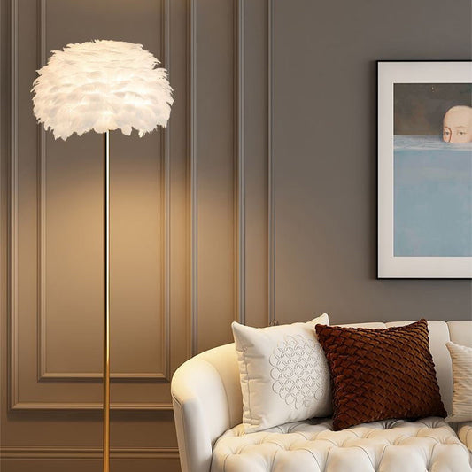 Lampa podłogowa z kloszem przypominającym pióra