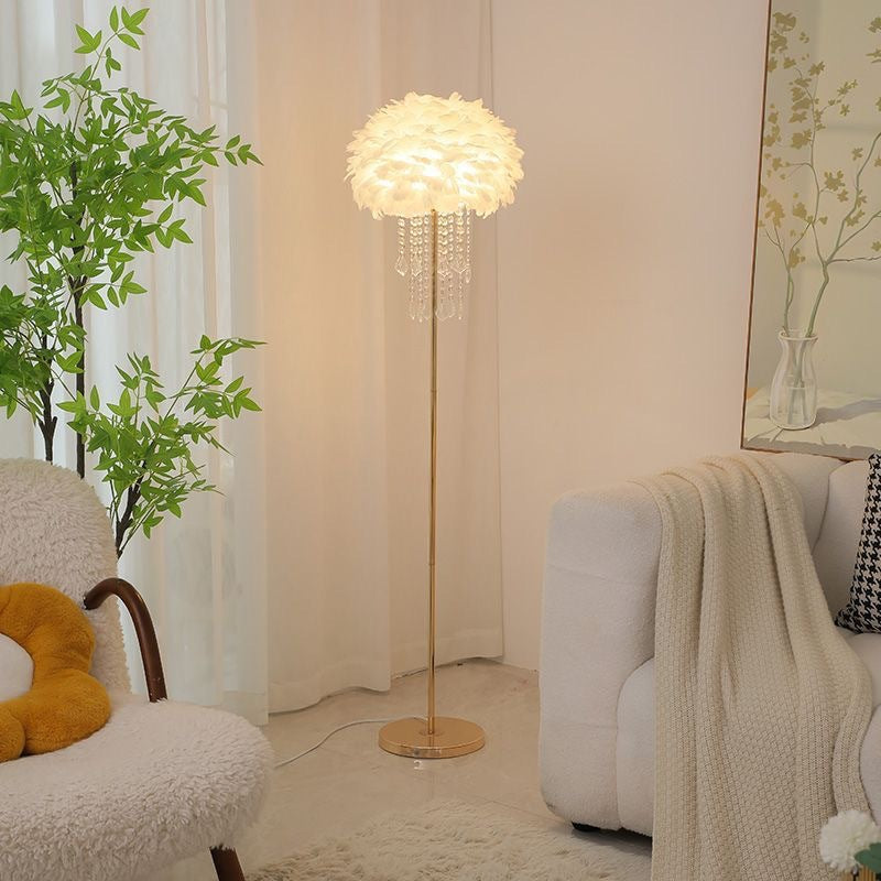 Lampa podłogowa z kloszem przypominającym pióra