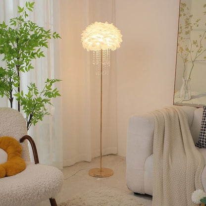 Lampa podłogowa z kloszem przypominającym pióra