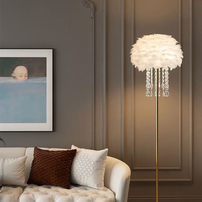 Lampa podłogowa z kloszem przypominającym pióra