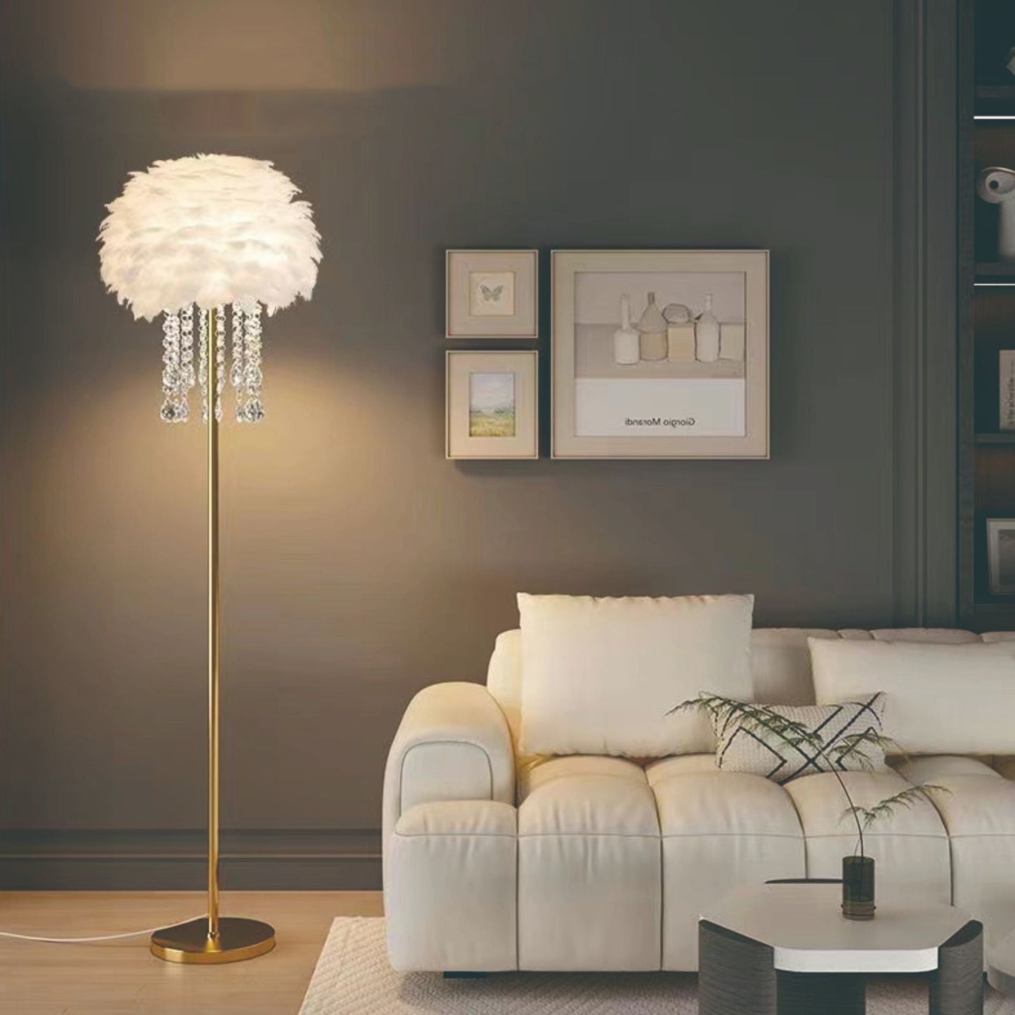 Lampa podłogowa z kloszem przypominającym pióra