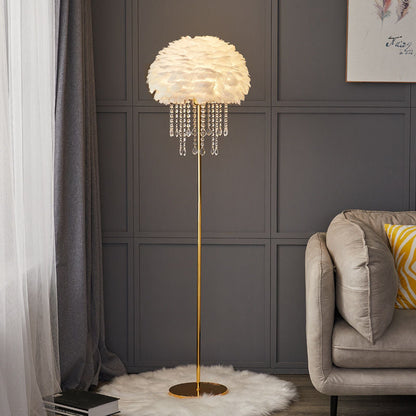 Lampa podłogowa z kloszem przypominającym pióra