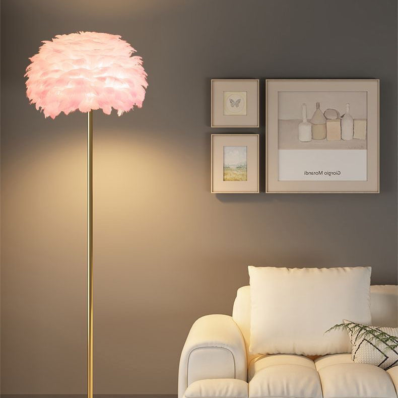 Lampa podłogowa z kloszem przypominającym pióra