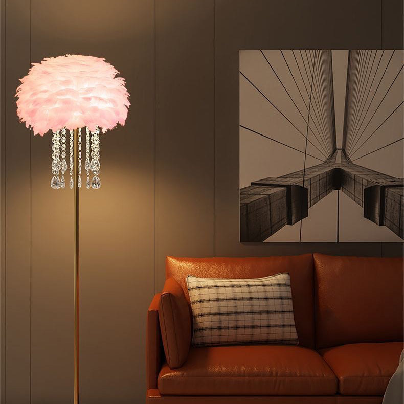 Lampa podłogowa z kloszem przypominającym pióra