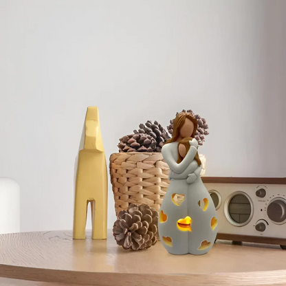 Dekoracyjna rzeźba świecznik z motywem obejmujących się postaci do wnętrz