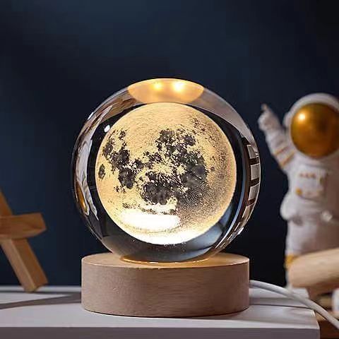 Lampka z grawerowaną kulą 3D