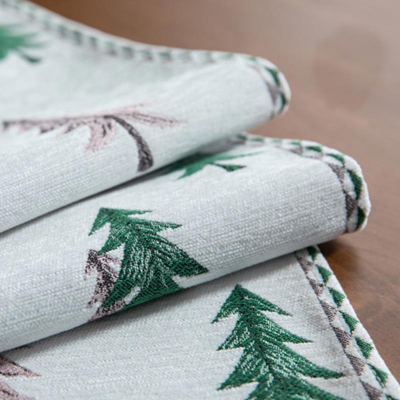 Table runner with a classic pattern