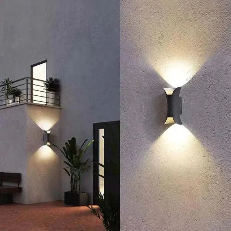 Lampa Ścienna LED o Zakrzywionej Konstrukcji do Zastosowań Zewnętrznych