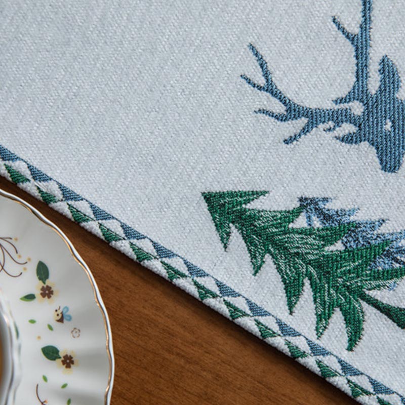 Table runner with a classic pattern