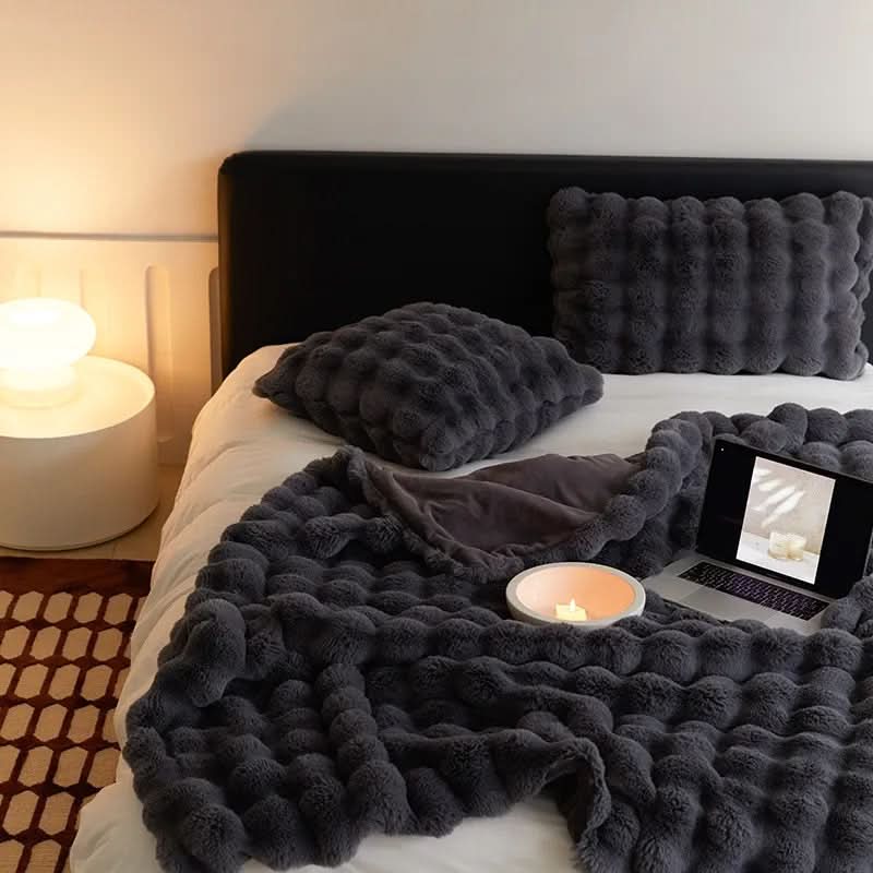 Double-layered fur blanket