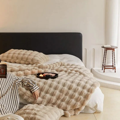 Double-layered fur blanket