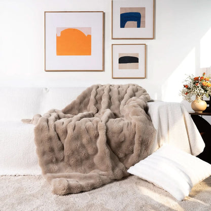 Double-layered fur blanket