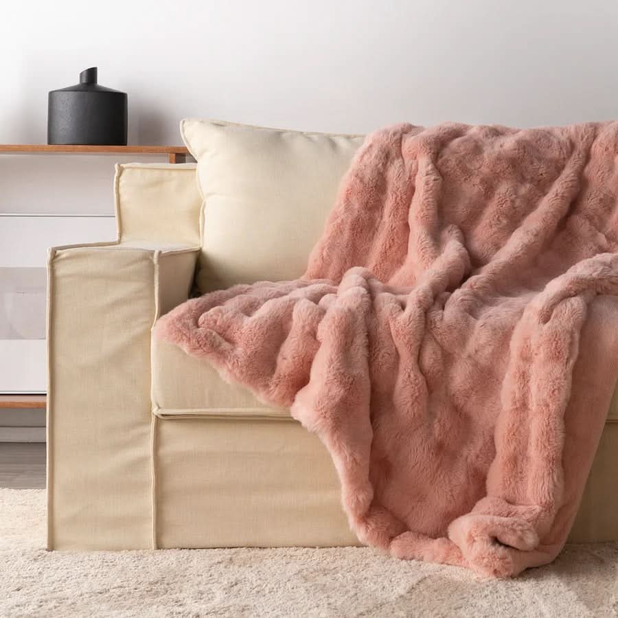 Double-layered fur blanket