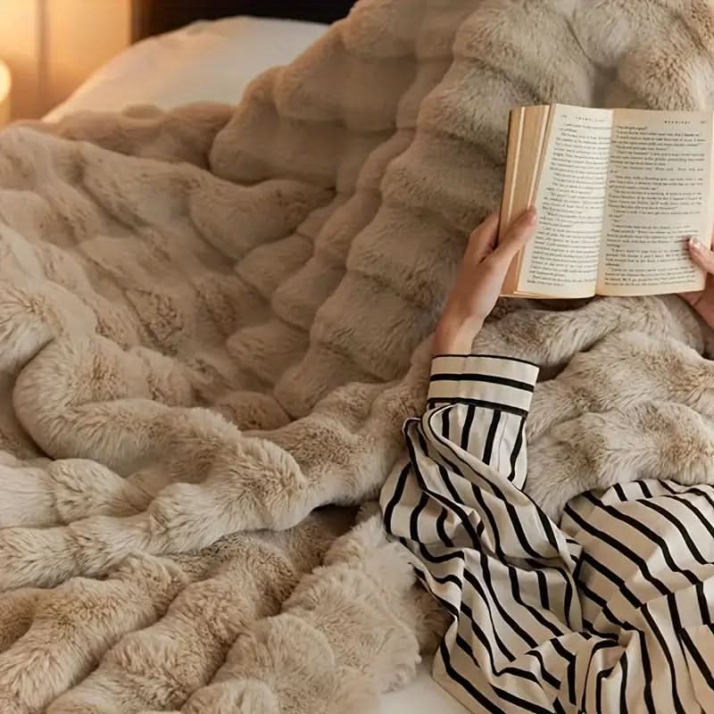 Double-layered fur blanket